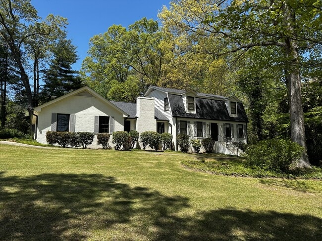 7040 Glenridge Dr in Atlanta, GA - Building Photo - Building Photo