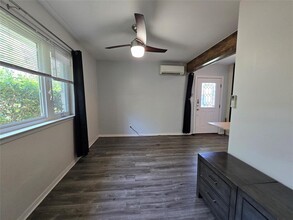 8801 Slayton Dr in Austin, TX - Foto de edificio - Building Photo