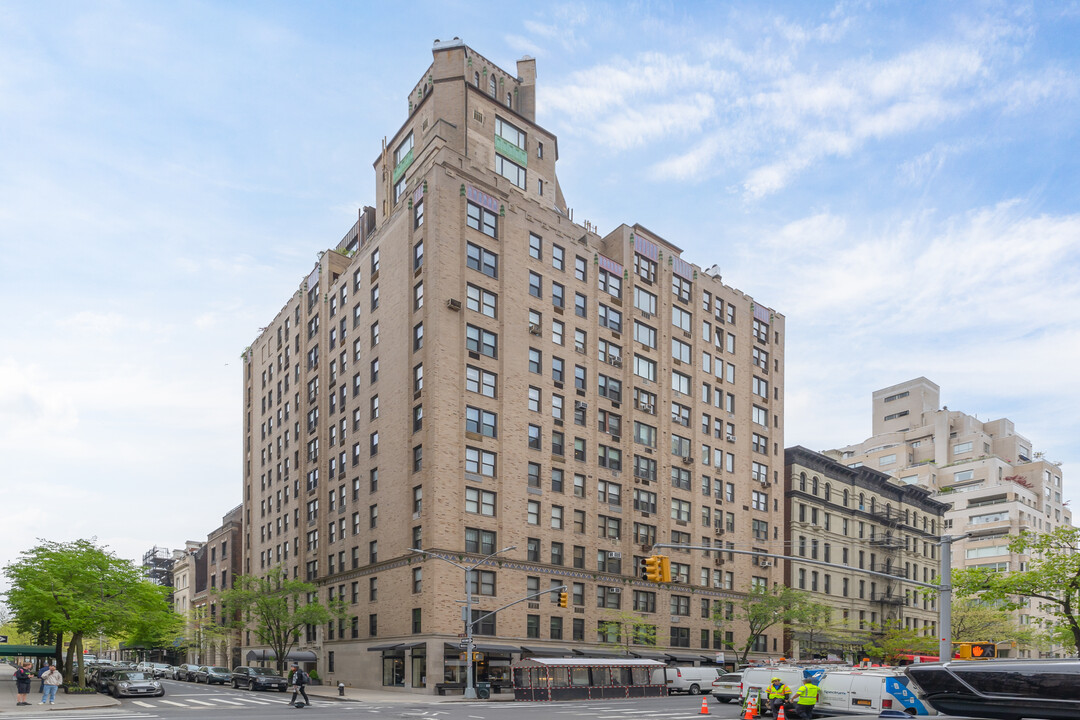 21 E 90th St in New York, NY - Building Photo