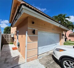 14300 SW 161st Pl in Miami, FL - Foto de edificio - Building Photo
