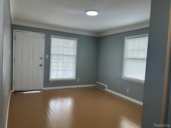 19710 Moross Rd in Detroit, MI - Foto de edificio - Building Photo