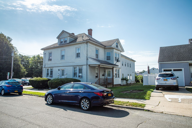 213 School St in Westbury, NY - Building Photo - Building Photo