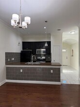 398 Mesa Dr, Unit A in Del Valle, TX - Foto de edificio - Building Photo