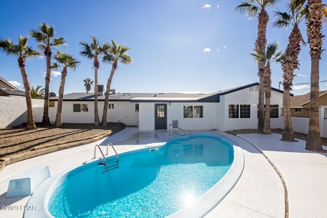 3705 Challenger Dr in Lake Havasu City, AZ - Foto de edificio