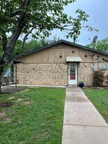 2111 W Pearl St in Granbury, TX - Building Photo