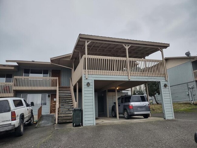 2953 W Lorraine Ave in Roseburg, OR - Building Photo - Building Photo