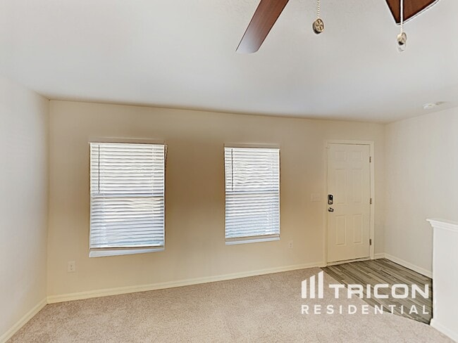 2425 Lake Forest Ave in Spring Hill, FL - Foto de edificio - Building Photo