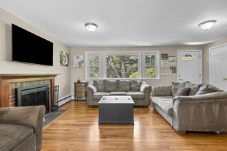 373 Hoyt St in Darien, CT - Building Photo - Building Photo