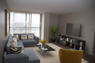 Chateau 100 in Winnipeg, MB - Building Photo - Building Photo