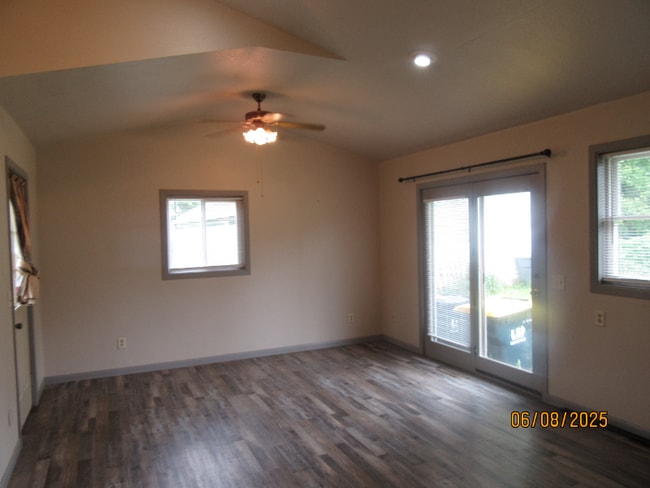 103 W Walnut St