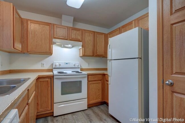 1055 E Klatt Rd, Unit 3 in Anchorage, AK - Building Photo - Building Photo