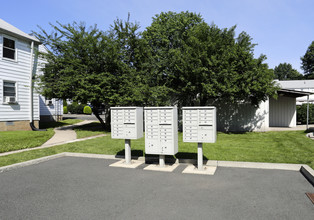 Monroe Garden Apartments in Elizabeth, NJ - Foto de edificio - Building Photo