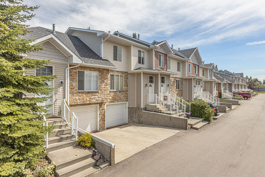 Bridgeport Manor Condominiums in Leduc, AB - Building Photo