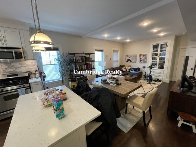 49 Bristol St, Unit 2T in East Cambridge, MA - Building Photo - Building Photo