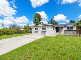 1714 Pole Line Rd in Davis, CA - Building Photo