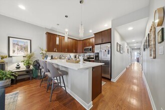 2114 W Rice St, Unit M04H in Chicago, IL - Building Photo - Building Photo