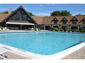 3660 Inverrary Dr in Lauderhill, FL - Building Photo - Building Photo