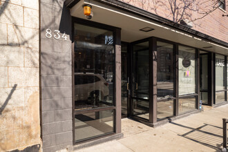 834 W Montrose Ave in Chicago, IL - Foto de edificio - Building Photo