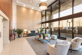 127 Greyrock Pl in Stamford, CT - Building Photo - Building Photo