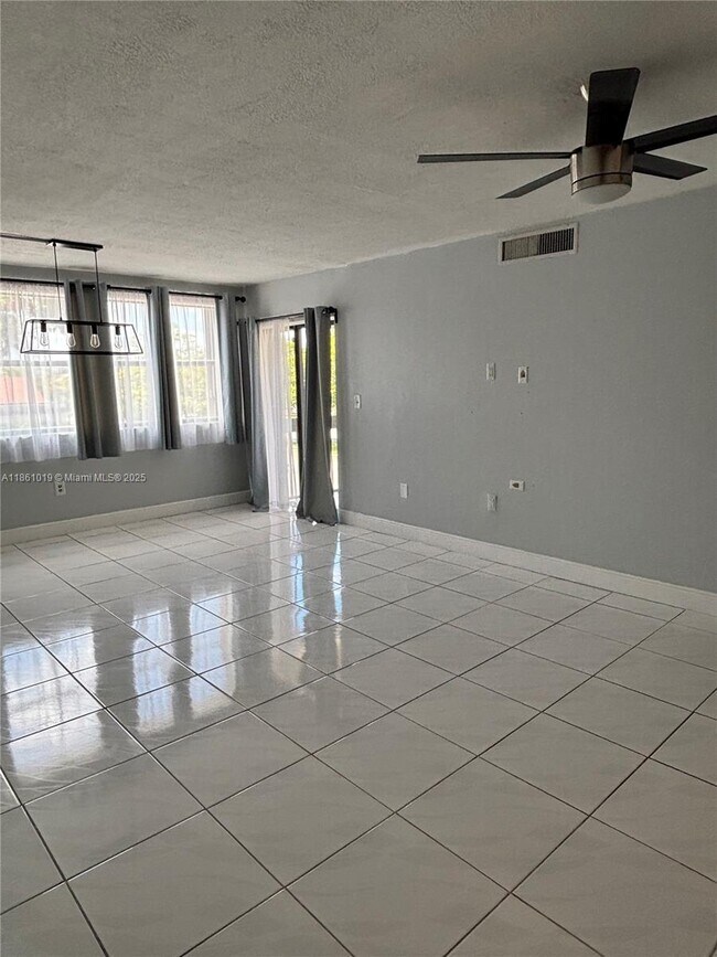 8883 Fontainebleau Blvd in Miami, FL - Building Photo - Building Photo