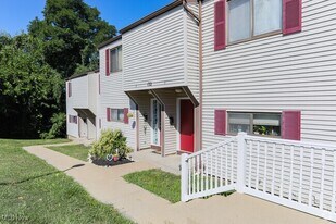 123 Orchard Dr in St. Clairsville, OH - Building Photo