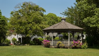 Pine Oaks Village Apartments in Harwich, MA - Foto de edificio - Building Photo