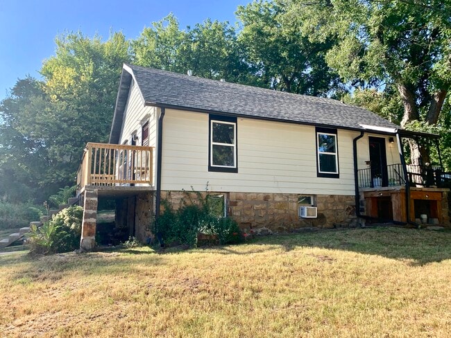 property at 1415 W 1st St