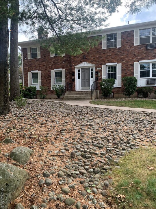 23 Doxbury Ln in Suffern, NY - Building Photo