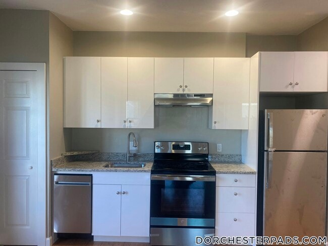 1084 Dorchester Ave, Unit 2 in Boston, MA - Foto de edificio - Building Photo