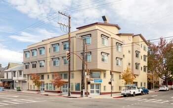 The Stranda Apartments in Berkeley, CA - Building Photo - Building Photo