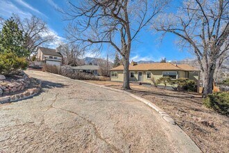 2022 Woodburn St, Unit The Emperor Upstairs #1 in Colorado Springs, CO - Foto de edificio - Building Photo