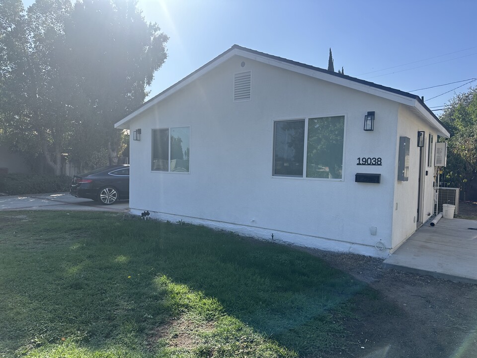 19036 Delano St in Tarzana, CA - Foto de edificio