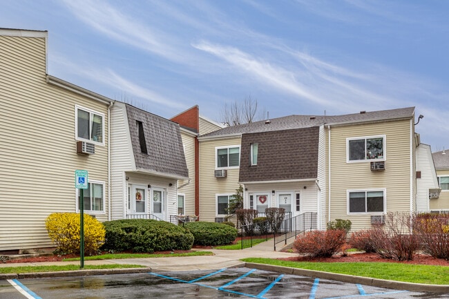 Middlewood Apartments in Nanuet, NY - Building Photo - Building Photo