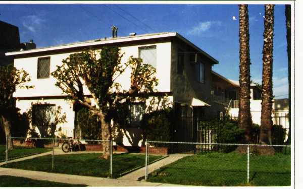 7019-7025 Whitsett Ave in North Hollywood, CA - Building Photo - Building Photo