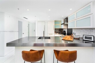 7744 Collins Ave in Miami Beach, FL - Foto de edificio - Building Photo