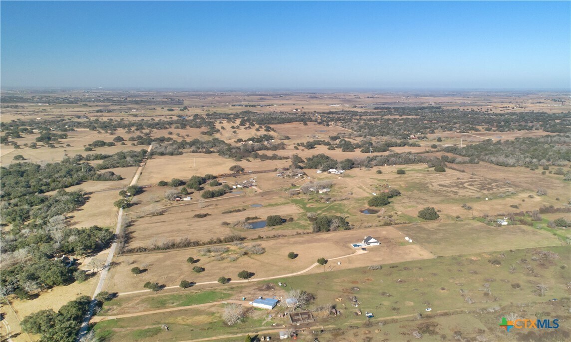 2122 Co Rd 324 in Yoakum, TX - Building Photo