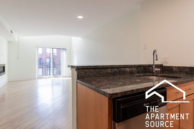 936 W Grace St, Unit D202