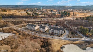 51 Park Dr in Clinton, NJ - Foto de edificio - Building Photo