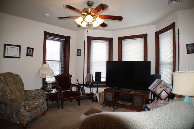 608 W Main St in Collegeville, PA - Foto de edificio - Building Photo