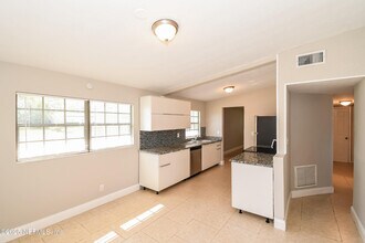 7613 Crest Dr N in Jacksonville, FL - Building Photo - Building Photo