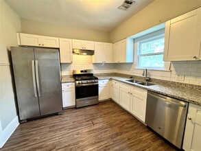 716 Olive St in Wharton, TX - Building Photo - Building Photo