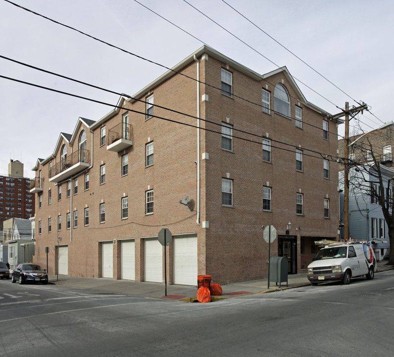 401 Bergenline Ave in Union City, NJ - Building Photo