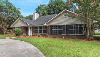 85 Eagle Nest Ln in Richmond Hill, GA - Building Photo