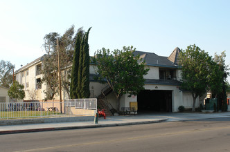 400 W Vermont Ave in Anaheim, CA - Foto de edificio - Building Photo