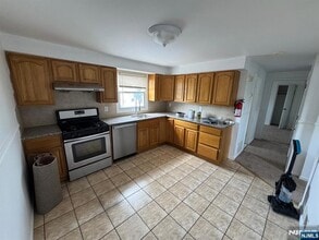 5 Eastgate Ct in Lodi, NJ - Building Photo - Building Photo