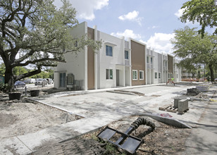 East of 5th Townhomes in North Miami, FL - Foto de edificio - Building Photo