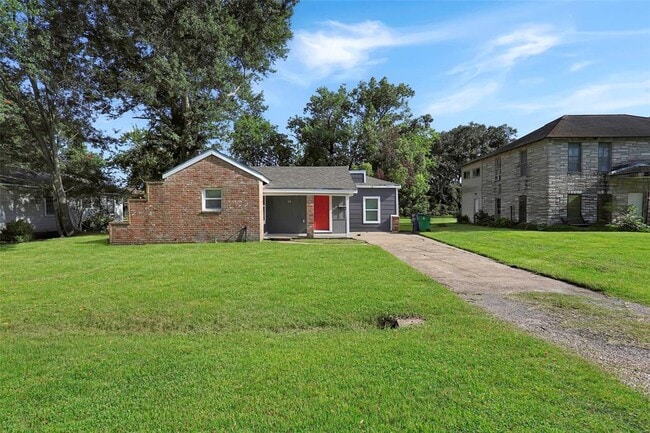 710 E Magnolia St in Angleton, TX - Building Photo - Building Photo