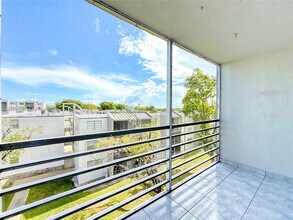 14165 SW 87th St in Miami, FL - Foto de edificio - Building Photo