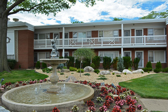 Brook Forest Apartments in Bensenville, IL - Building Photo - Building Photo