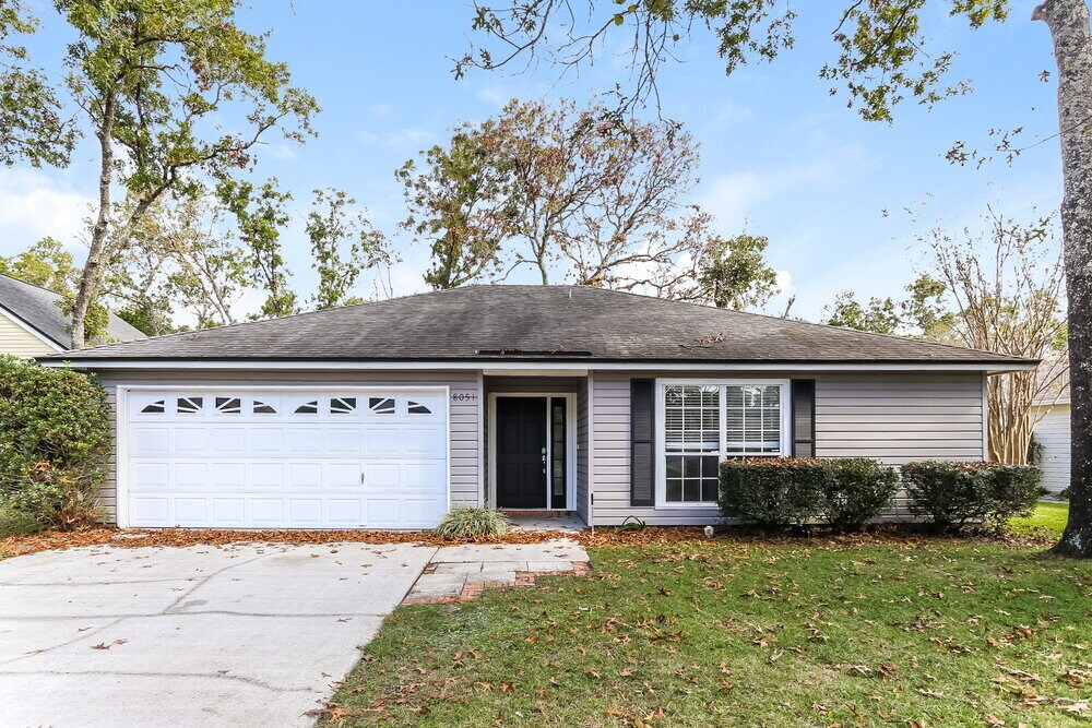 8051 Mactavish Way W in Jacksonville, FL - Building Photo